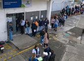 Los pacientes esperan en fila frente a un dispensario médico en Bogotá el 18 de febrero de 2025.