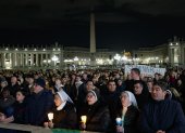 Feligreses oran en la Plaza San Pedro por la salud del Papa