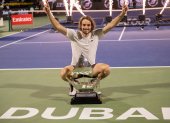 El griego besa el trofeo de Dubai, su primer título de categoría ATP 500.