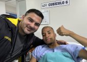 Antonio Álvarez presidente de Barcelona SC junto a Byron Castillo en una clínica de Loja.