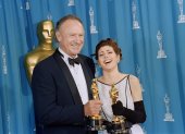 En 1993, Gene Hackman y Marisa Tomei posan con sus Óscar después de ser premiados, en las categorías actor y actriz de reparto. Él por Unforgiven; ella por My Cousin Vinny.