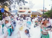 Desfile. Estudiantes disfrutaron del cañón de espuma mientras desfilaban