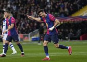 El delantero del FC Barcelona Robert Lewandowski celebra tras marcar el 4-0 durante el partido ante la Real Sociedad.