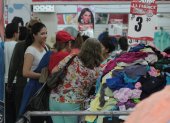 Comercio. Un grupo de personas comprando ropa en una tienda de Aguas Verdes, Perú, donde encuentran camisetas desde tres dólares. 31082015 / Reportaje de los ecuatorianos que viajan a Perú por comercio / Perú - Ecuador / Alex Lima / EXPRESO.