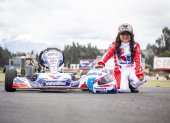 La pequeña Sophie Tipán junto a uno de los karts que conduce. Empezó a los 4 años y hoy, a sus 6, ya compite a nivel internacional en categorías baby y micro.