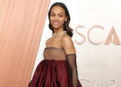 Zoe Saldaña en la alfombra roja de los Premios Óscar 2025.