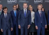 Felipe VI, rey de España; Mats Granyrd (derecha), director general del Mobile World Congress, y Salvador Illa (izquierda), el presidente de la Generalitat.