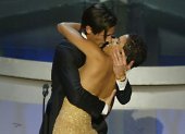 Beso entre Adrien Brody y Halle Barry en la ceremonia de los Óscar 2003.