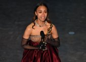Zoe Saldaña al recibir su premio Óscar.