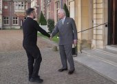 El rey Carlos III de Gran Bretaña y el presidente de Ucrania, Volodymyr Zelensky, se dan la mano en Sandringham Estate en Norfolk, este de Inglaterra, el 2 de marzo de 2025.