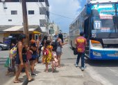 En Salinas, los visitantes en busca de buses que lo trasladen hacia la terminal terrestre para viajar a sus ciudades de origen.