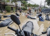 Los rescatistas caminan a través de las aguas de la inundación cerca de motocicletas sumergidas en una zona residencial de Bekasi, Java Occidental, Indonesia, el 4 de marzo de 2025.