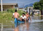 Al menos 15 barrios de Santa Rosa quedaron bajo el agua. Los moradores tienen que salir en pequeños barcos improvisados.