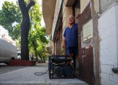 Una persona instala un generador eléctrico en su negocio durante el apagón este miércoles, en Buenos Aires (Argentina).