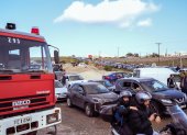 A inicio de este mes, residentes y visitantes de Santorini, Grecia, están formando filas con sus coches hacia el puerto de Athinios, debido al aumento de la actividad sísmica.