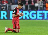 MUNICH (Germany), 05/03/2025.- Piero Hincapie of Leverkusen reacts after losing the UEFA Champions League Round of 16, 1st leg soccer match between FC Bayern Munich and Bayer 04 Leverkusen, in Munich, Germany, 05 March 2025. (Liga de Campeones, Alemania) EFE/EPA/ANNA SZILAGYI