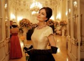 La actriz Angelina Jolie  en una escena de María Callas.