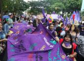 En Guayaquil, la marcha por el Día de la Mujer reúne a un gran grupo de mujeres que luchan por la equidad de género.