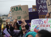 Mujeres se movilizan en Quito para demandar la igualdad de género y el respeto a sus derechos.