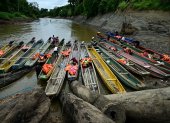 Migrantes venezolanos limpian embarcaciones en el Centro de Recepción Temporal de Migrantes en Lajas Blancas, en la selvática provincia de Darién, 250 km al este de la Ciudad de Panamá.
