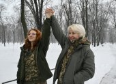Las militares ucranianas Natalia (der.), de 53 años, y su hija Veronika (izq.), de 26, de la 100.ª brigada mecanizada, posan para una foto durante una entrevista con la AFP en un lugar no revelado de la región de Donetsk.