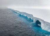 Esta imagen difundida por EYOS Expeditions el 19 de enero de 2024 muestra una vista aérea del iceberg A23a en las aguas del Océano Austral frente a la Antártida el 14 de enero.