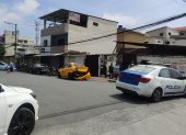 El taxi involucrado en el ataque a un vehículo blindado en el norte de Guayaquil.