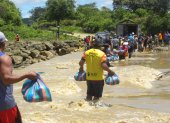 En Salanguillo se formaron cadenas humanas para pasar los alimentos debido al desbordamiento del río. Este lugar está aislado.