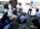 Miembros del colectivo "Guerreros Buscadores" trabajan en tres crematorios humanos encontrados mientras buscaban a sus familiares en el Rancho Izaguirre en Teuchitlán, estado de Jalisco