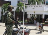 Tibú (Colombia). Un soldado vigila frente a la Alcaldía local.