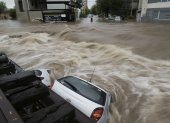 Fotografía de una calle inundada por fuertes lluvias este viernes, en Bahía Blanca (Argentina).