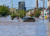 El fuerte temporal inundó con dos metros de agua a algunos barrios de Bahía Blanca, en Argentina.