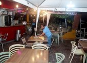 Quienes laboran en los locales de comidas lamentan las bajas ventas.