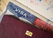 Los nuevos cambios en la renovación de visas de Estados Unidos afectarán a profesionales, estudiantes y turistas a partir de 2025.