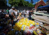Decenas de personas fueron registradas este lunes, 10 de marzo, al acopiar y clasificar donaciones para los afectados por las inundaciones de Bahía Blanca.