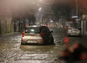 Auto estancado en Guayaquil debido a la acumulación de agua por las intensas lluvias de marzo 2025.