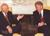 El expresidente de Ecuador Sixto Durán Ballén (+) y el expresidente de EE.UU. Bill Clinton.