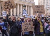 La gente se reúne en Foley Square, cerca de una oficina de Inmigración y Control de Aduanas de Estados Unidos, para protestar por el reciente arresto del graduado de la Universidad de Columbia.