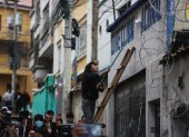 Simpatizantes del expresidente de Bolivia Evo Morales intentan ingresar a la sede del Movimiento al Socialismo (MAS).