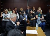 Dalma (c) y Giannina Maradona (3-d), hijas de Diego Armando Maradona junto a otros familiares en los tribunales de San Isidro en Buenos Aires.