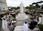 Un grupo de peregrinos rusos se reúne junto a la estatua de Juan Pablo II en la entrada del Hospital Gemelli, donde está hospitalizado el Papa Francisco, en Roma, Italia, el 11 de marzo de 2025.