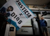 Simpatizantes de Diego Armando Maradona esperando frente a los tribunales de San Isidro en Buenos Aires, Argentina.