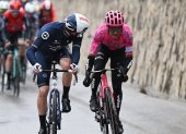 Richard Carapaz (d) durante la tercera etapa de la Tirreno Adriático.