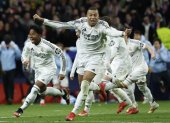 Kylian Mbappé (c) junto al resto de jugadores del Real Madrid corrieron a celebrar la clasificación de Champions