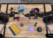Captura de pantalla de un vídeo de Google DeepMind con Gemini Robotics en acción.