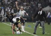 Ángel Romero (c) de Corinthians disputa el balón con Aníbal Chalá (i) de Barcelona en un partido de la tercera ronda de la Copa Libertadores entre Corinthians y Barcelona en el estadio Neo Química Arena.