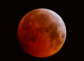 La razón por la que la Luna se torna roja es un fenómeno similar al que provoca los cielos azules y los atardeceres rojizos.