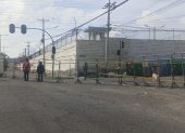 Los policías motorizados patrullan los alrededores de la cárcel de Ambato.