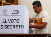 Fotografía de archivo que muestra una persona votando en un puesto de votación en Olón (Ecuador).