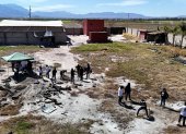Esta vista aérea muestra a miembros del colectivo "Guerreros Buscadores" trabajando en el Rancho Izaguirre, donde localizaron tres crematorios humanos.